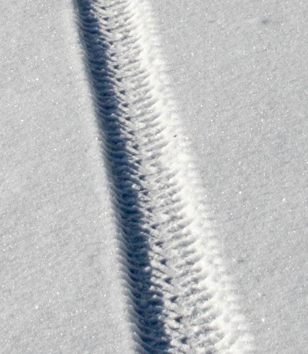 Snow tyre track